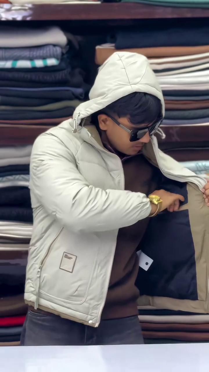 Ivory Heavy Puffer Jacket with Detachable Hood, Front Zip Closure and Utility Pockets for Men’s Extreme Winter Wear” ❄️