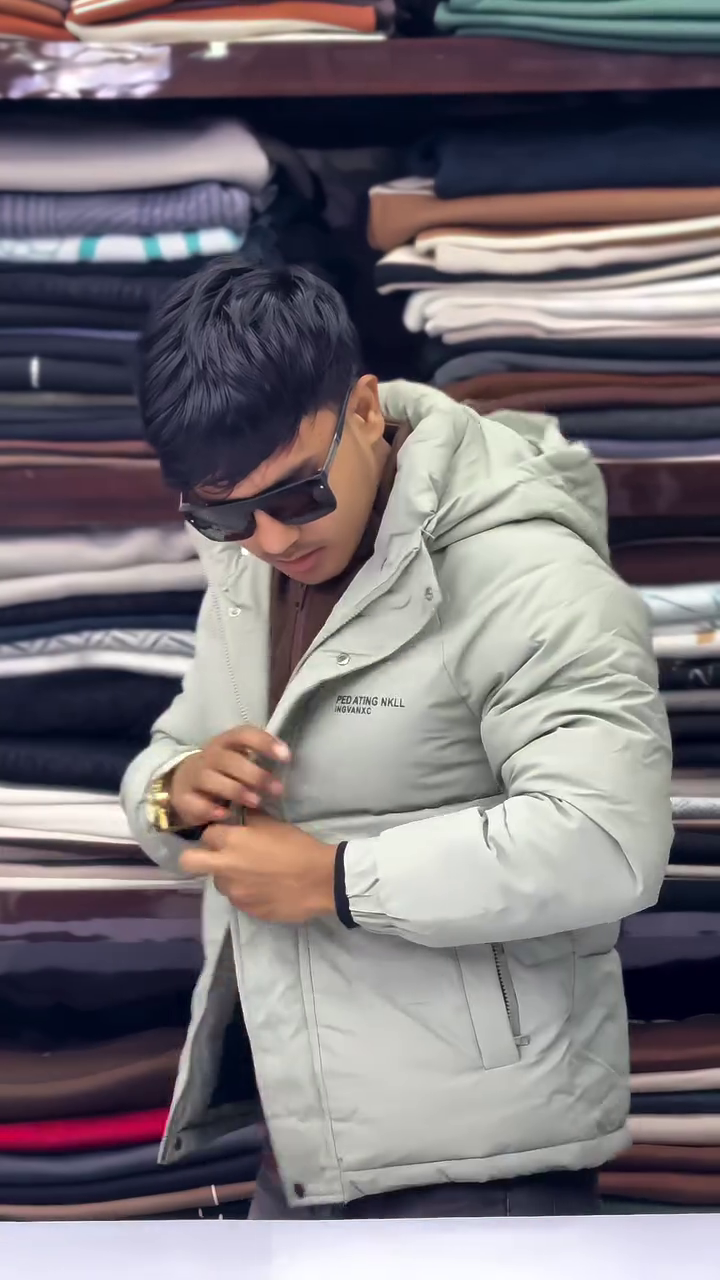 Ivory Heavy Puffer Jacket with Detachable Hood, Front Zip Closure and Utility Pockets for Men’s Extreme Winter Wear” ❄️