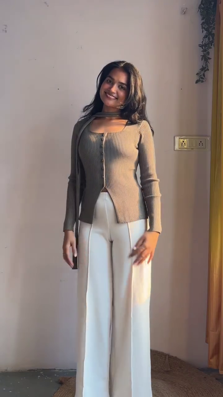 “Sandstone Elegy: Ribbed Harmony with Scarf-Neck Grace & Ivory Drift” 🤎🪶🤍