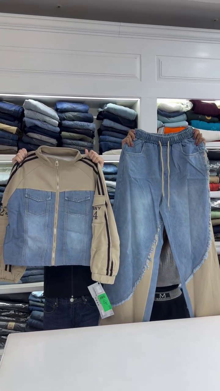“Denim Pulse: Zipped Contrast Jacket with Fray-Edge Flow” 👖🌀🧥