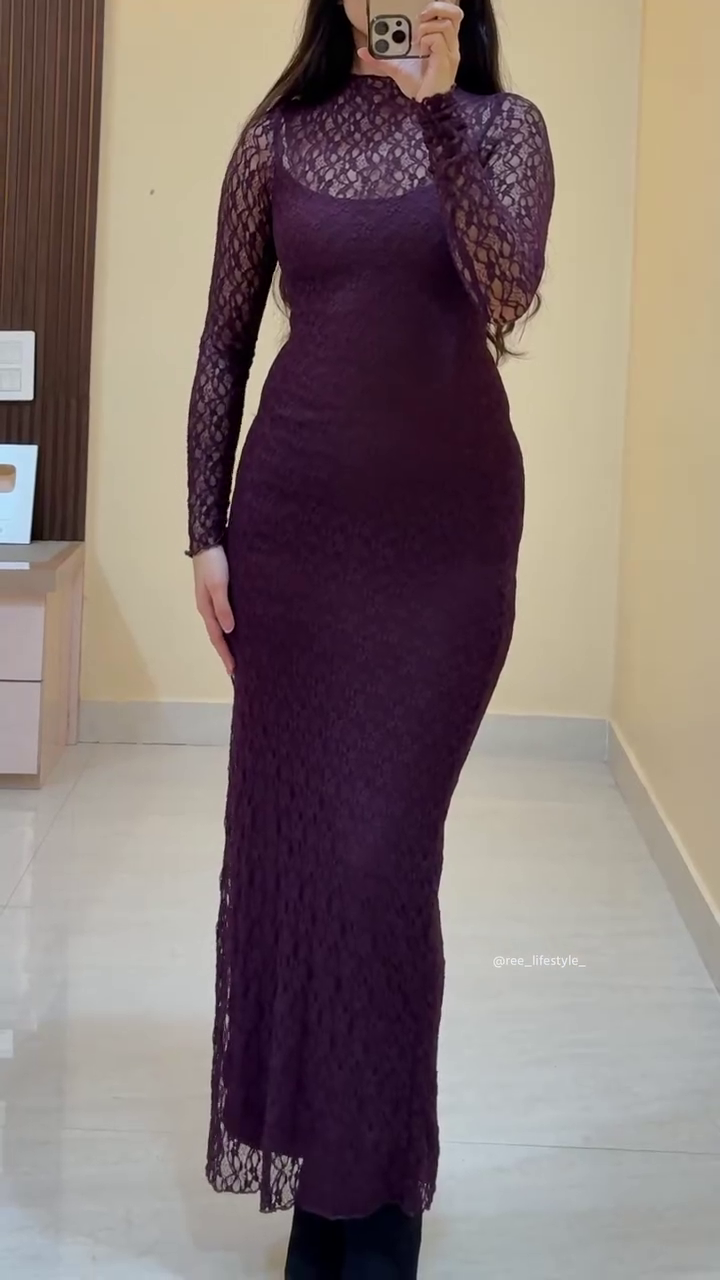 “Twilight Lace: Plum Elegance in High-Neck Romance” 🍇🖤🌙