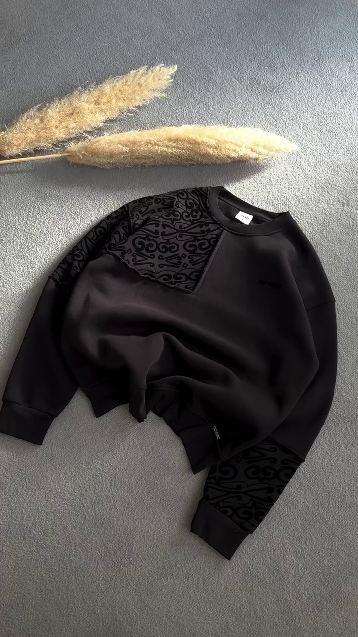 “Ivory Echo: Ornamental Sweatshirt with Pampas Whispers & Mirror Mood” 🤍🌾🧶