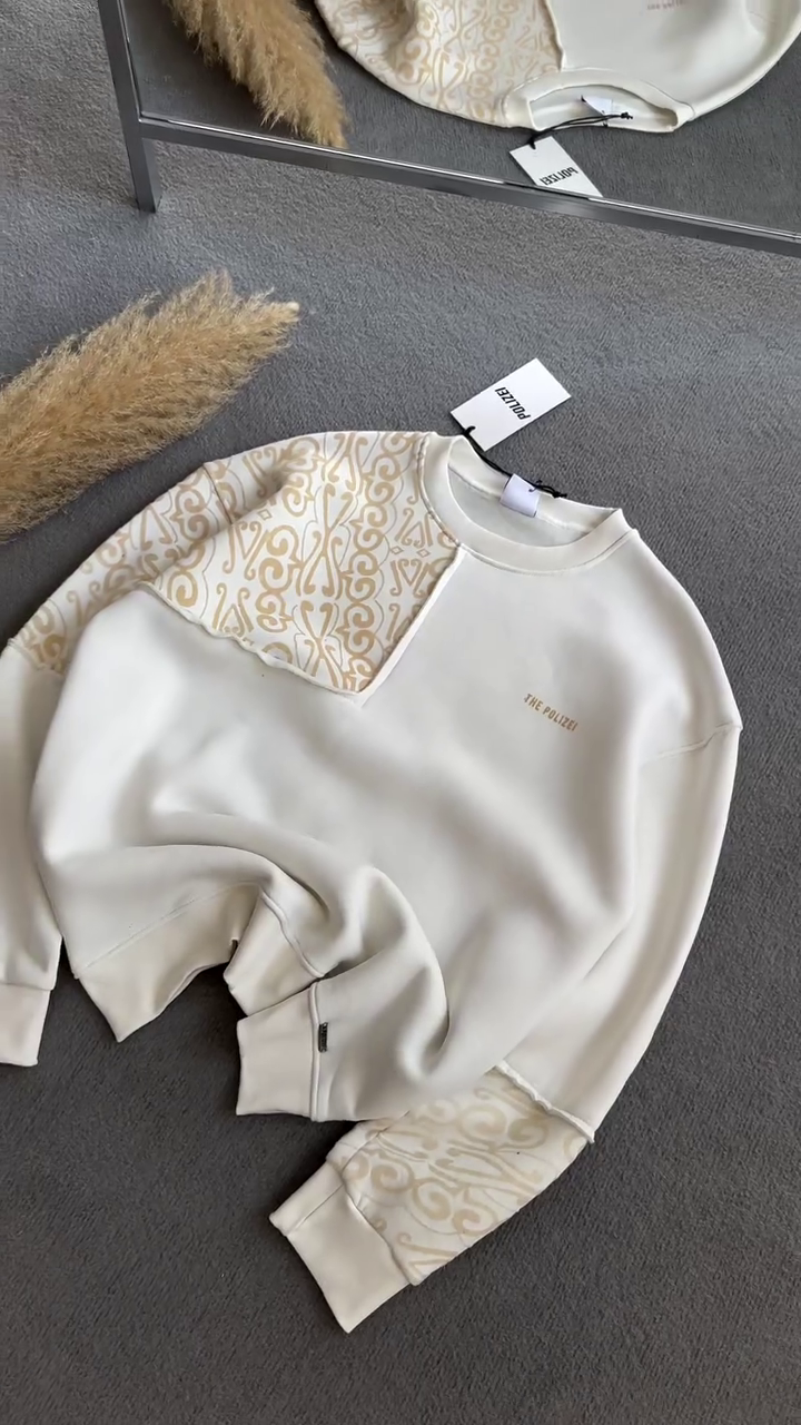 “Ivory Echo: Ornamental Sweatshirt with Pampas Whispers & Mirror Mood” 🤍🌾🧶