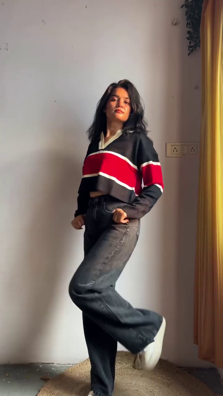 “Stripe Bloom: Cropped Knit with Wide-Leg Rhythm & Retro Pulse” 🖤🔴🤍