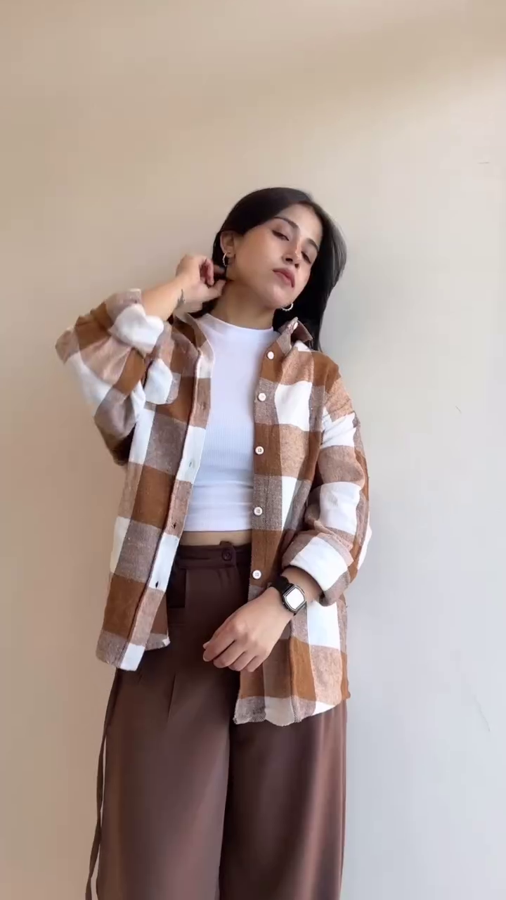 “Plaid Pulse: Button-Up Boldness with Crop Contrast & Denim Ease” 🔴🖤👖 The Plai