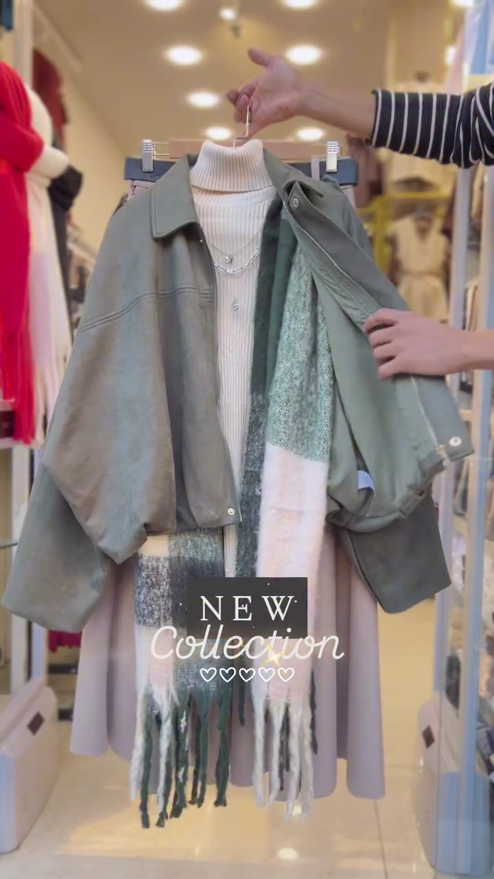 Olive Whisper: Oversized Jacket with Turtleneck Calm & Fringed Scarf Bloom” 🧥🌿🧣