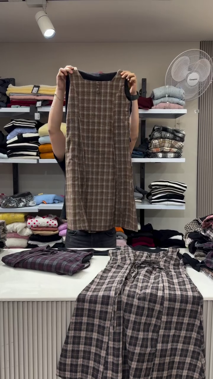 “Plaid Reverie: Sleeveless Dress of Autumn Whimsy & Vintage Grace 🍁🖤”