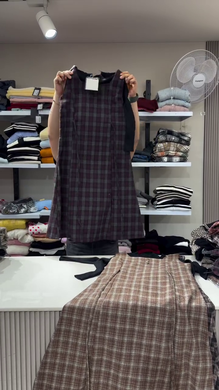 “Plaid Reverie: Sleeveless Dress of Autumn Whimsy & Vintage Grace 🍁🖤”