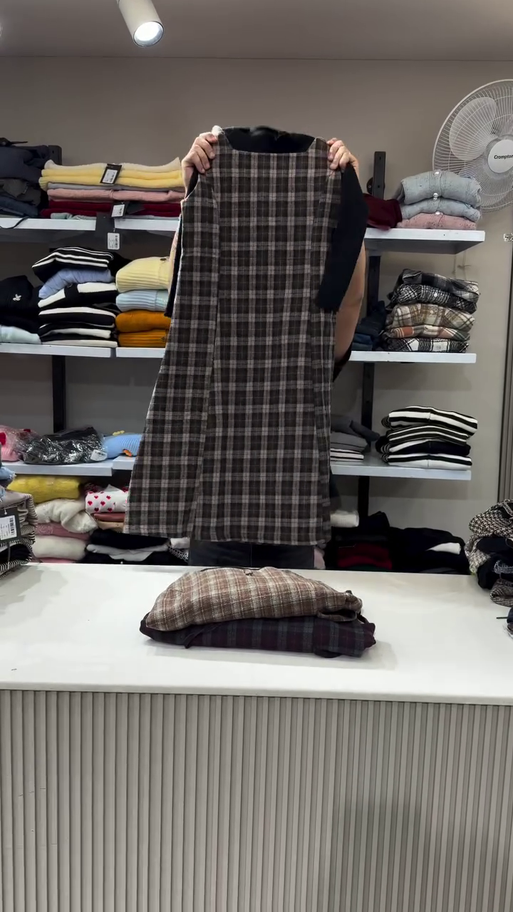 “Plaid Reverie: Sleeveless Dress of Autumn Whimsy & Vintage Grace 🍁🖤”