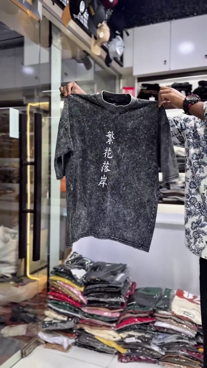Black & Gray Marbled T-Shirt 🖤⚪ with Vertical White Chinese Characters 🇨🇳✨