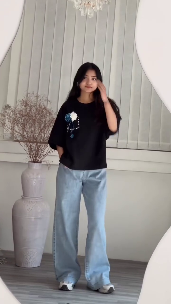 Loose-Fitting White Top 🤍 with Blue & White Flower Detail 🌸💙 and Light Blue Wide-Leg Jeans 👖✨