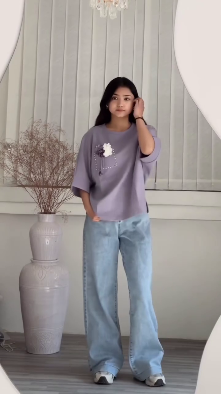 Loose-Fitting White Top 🤍 with Blue & White Flower Detail 🌸💙 and Light Blue Wide-Leg Jeans 👖✨