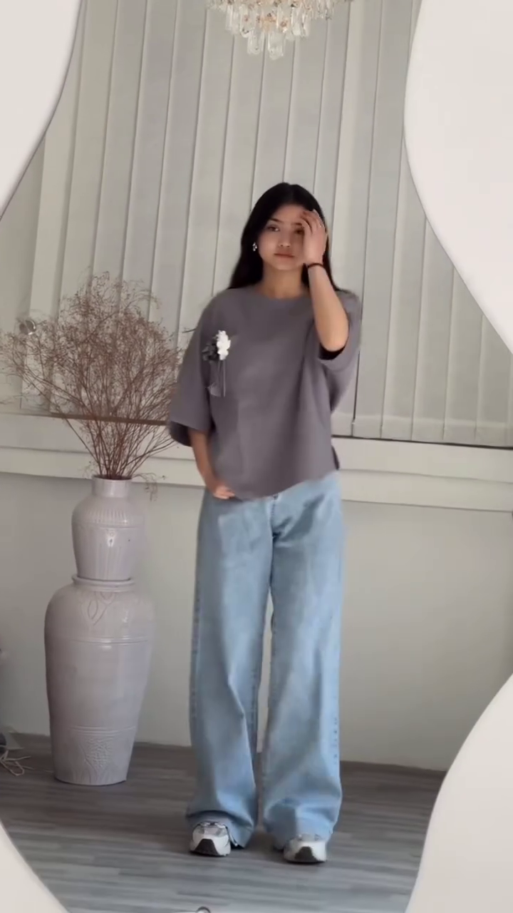 Loose-Fitting White Top 🤍 with Blue & White Flower Detail 🌸💙 and Light Blue Wide-Leg Jeans 👖✨