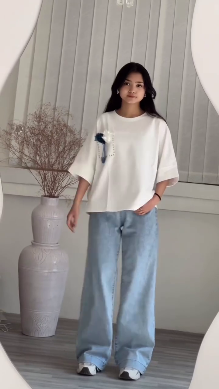 Loose-Fitting White Top 🤍 with Blue & White Flower Detail 🌸💙 and Light Blue Wide-Leg Jeans 👖✨