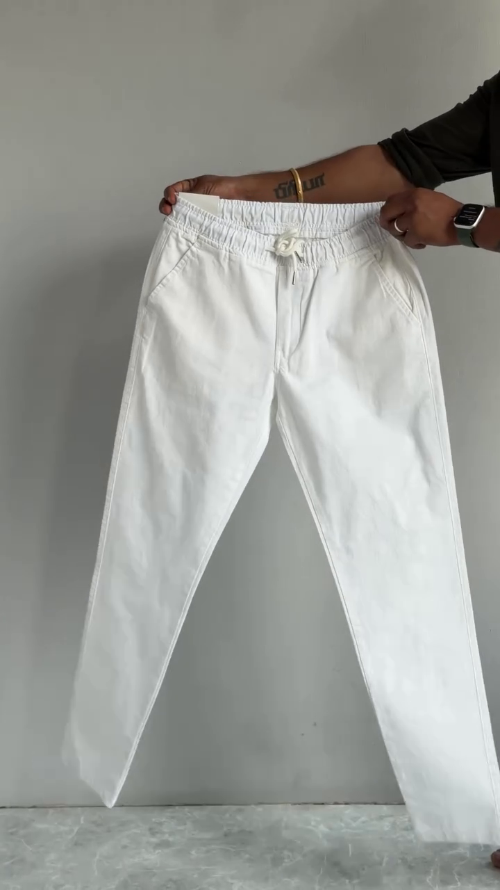 Beige Jogger-Style Pants 🤎👖 with Elastic Waistband ✨ Drawstring Closure 🎀 Side Pockets 👜 and Tapered Leg Design 🦵