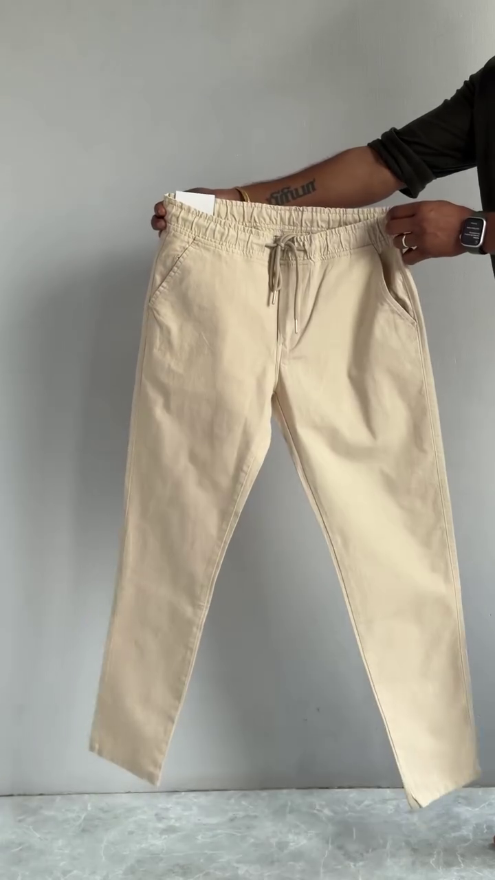 Beige Jogger-Style Pants 🤎👖 with Elastic Waistband ✨ Drawstring Closure 🎀 Side Pockets 👜 and Tapered Leg Design 🦵
