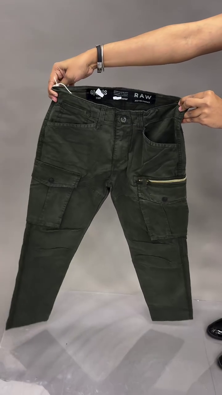 Olive Green Cargo Pants 💚👖 with Multiple Utility Pockets 📦 Reinforced Stitching ✨ and Durable Streetwear Appeal 🛠️
