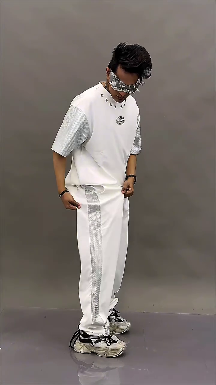 Futuristic White & Silver Outfit 🤍✨ Metallic Sleeves 🪩 Silver Side Panels 👖 Circular Emblem ⚪ and Spiked Reflective Visor 🕶️