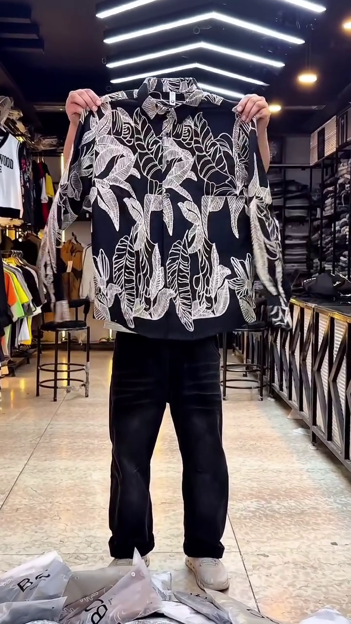 Black Long-Sleeve Button-Up Shirt 🖤👕 with Bold White Leaf Pattern 🌿✨