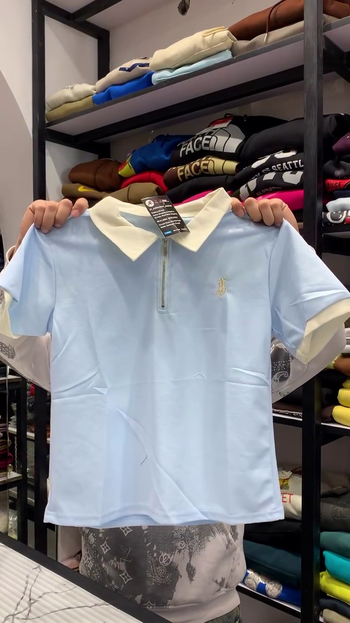 Men’s Premium Crimson Red Short-Sleeve Half-Zip Polo T-Shirt 👕❤️ with Elegant White Contrast Collar 🤍✨ and Minimal Embroidered Chest Logo Detail 🧵🪡 – Smart Casual Summer Wear 🌞🔥 – Soft Breathable Fabric 🌬️🧶 – Tailored Regular Fit 📏👌