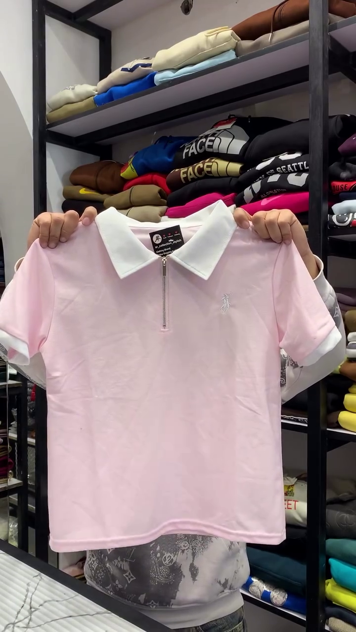 Men’s Premium Crimson Red Short-Sleeve Half-Zip Polo T-Shirt 👕❤️ with Elegant White Contrast Collar 🤍✨ and Minimal Embroidered Chest Logo Detail 🧵🪡 – Smart Casual Summer Wear 🌞🔥 – Soft Breathable Fabric 🌬️🧶 – Tailored Regular Fit 📏👌