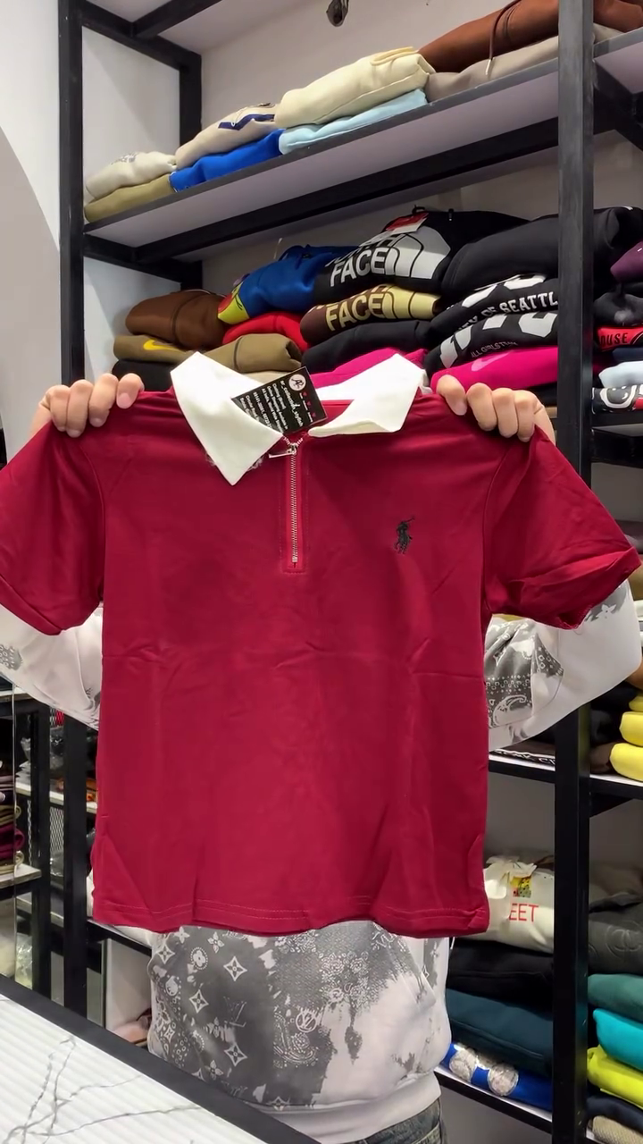 Men’s Premium Crimson Red Short-Sleeve Half-Zip Polo T-Shirt 👕❤️ with Elegant White Contrast Collar 🤍✨ and Minimal Embroidered Chest Logo Detail 🧵🪡 – Smart Casual Summer Wear 🌞🔥 – Soft Breathable Fabric 🌬️🧶 – Tailored Regular Fit 📏👌
