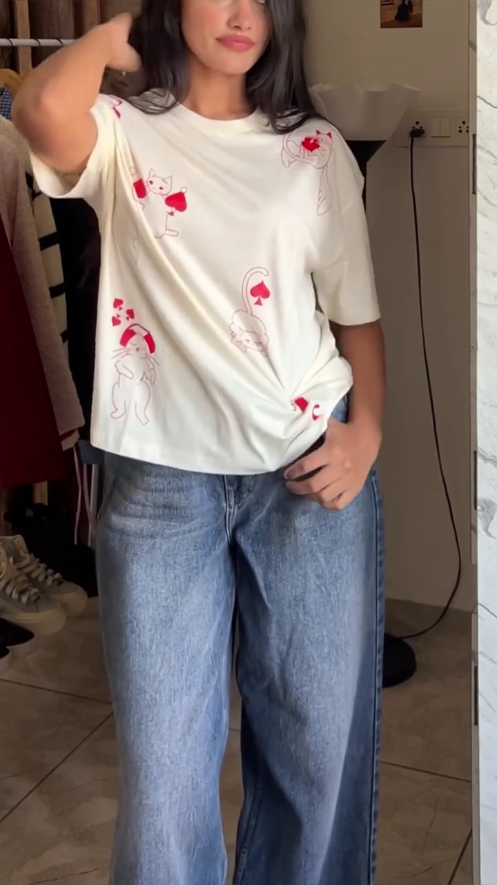Cute Off-White Oversized Cartoon Cat & Red Heart Printed Half-Sleeve T-Shirt with Classic Blue High-Rise Straight-Leg Denim Jeans Casual Everyday Outfit Set (Logo-Free Edition)  Detailed Information: 🤍❤️👖✨