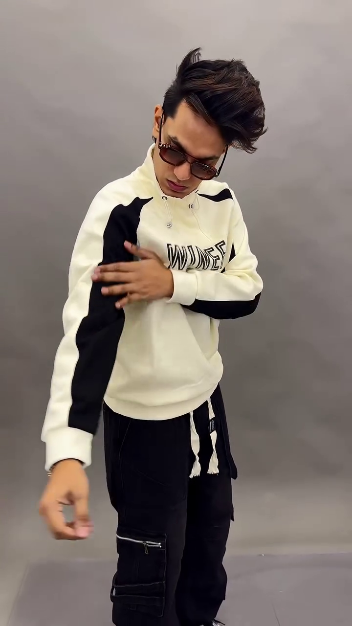 Cream & Black Color-Block Hooded Sweatshirt with Multi-Pocket Black Cargo Pants Streetwear Set for Men 🧥⚡