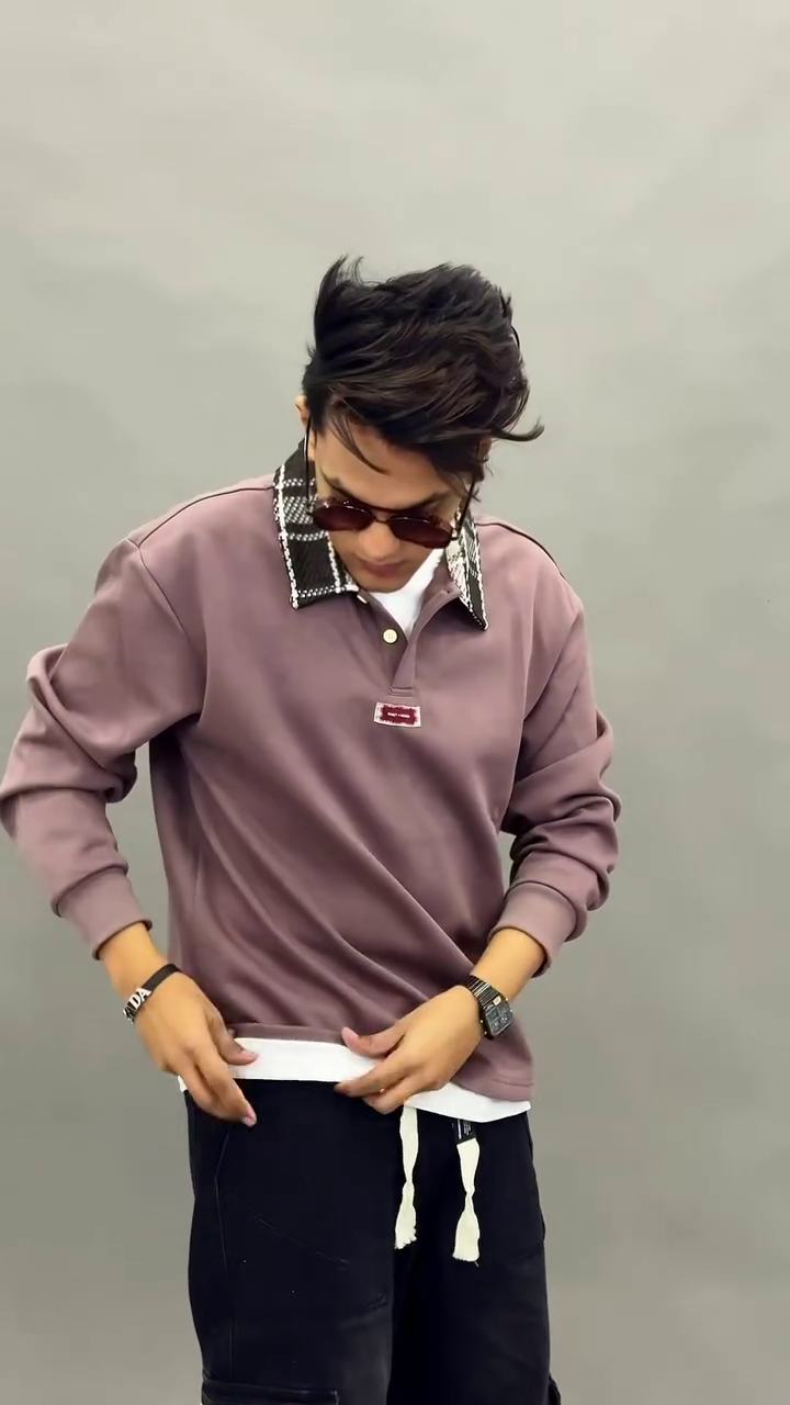 Men’s Mauve Classic Polo Style Sweatshirt with Textured Contrast Collar & Layered Hem Detail 👔✨