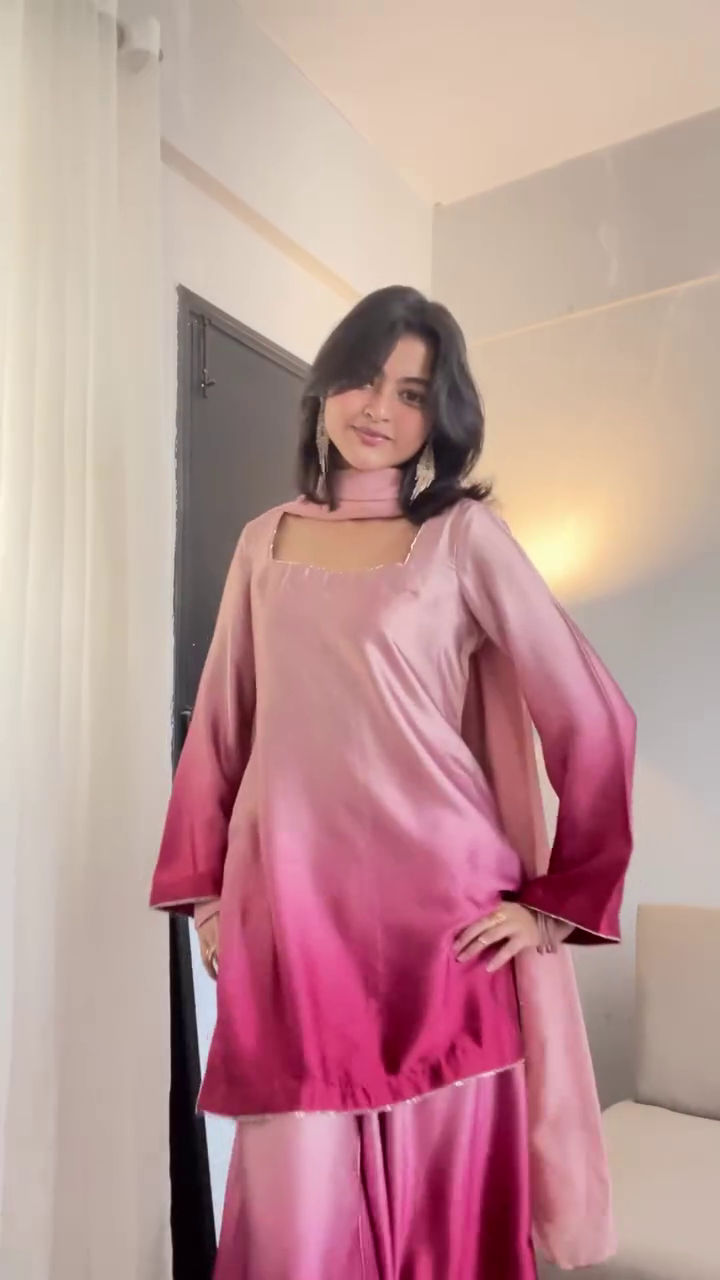 🌸 Ombre Pink Square-Neck Kurta Set – Regal Flowy Glamour! 🌸