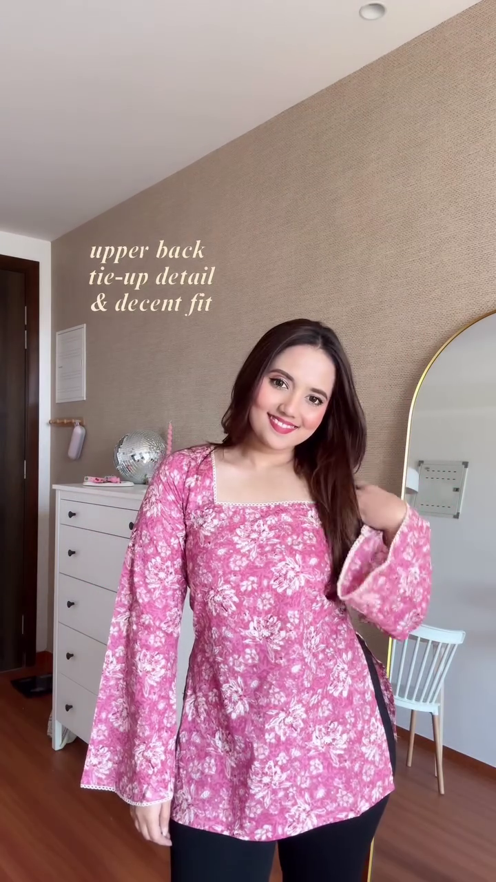 🌸 Floral Dreamy Square-Neck Blouse – Flowy Feminine Bliss! 🌸