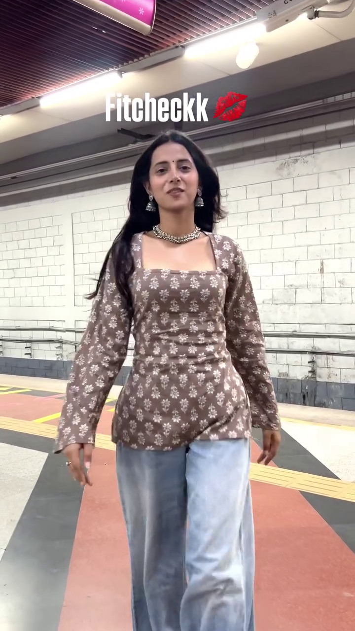 🌸 Brown Floral Print Square-Neck Top – Effortless Boho Chic! 🌸