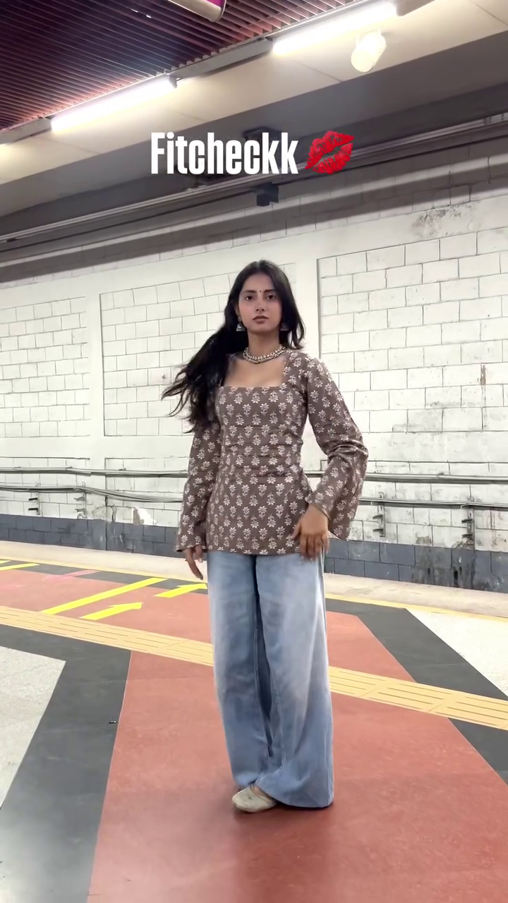 🌸 Brown Floral Print Square-Neck Top – Effortless Boho Chic! 🌸