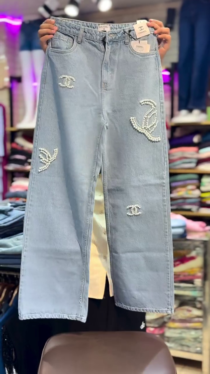 Pearl Charm Wide-Leg Denim Jeans & Elegant Embroidered Top Combo – Soft Luxe Style 💎🤍👖✨