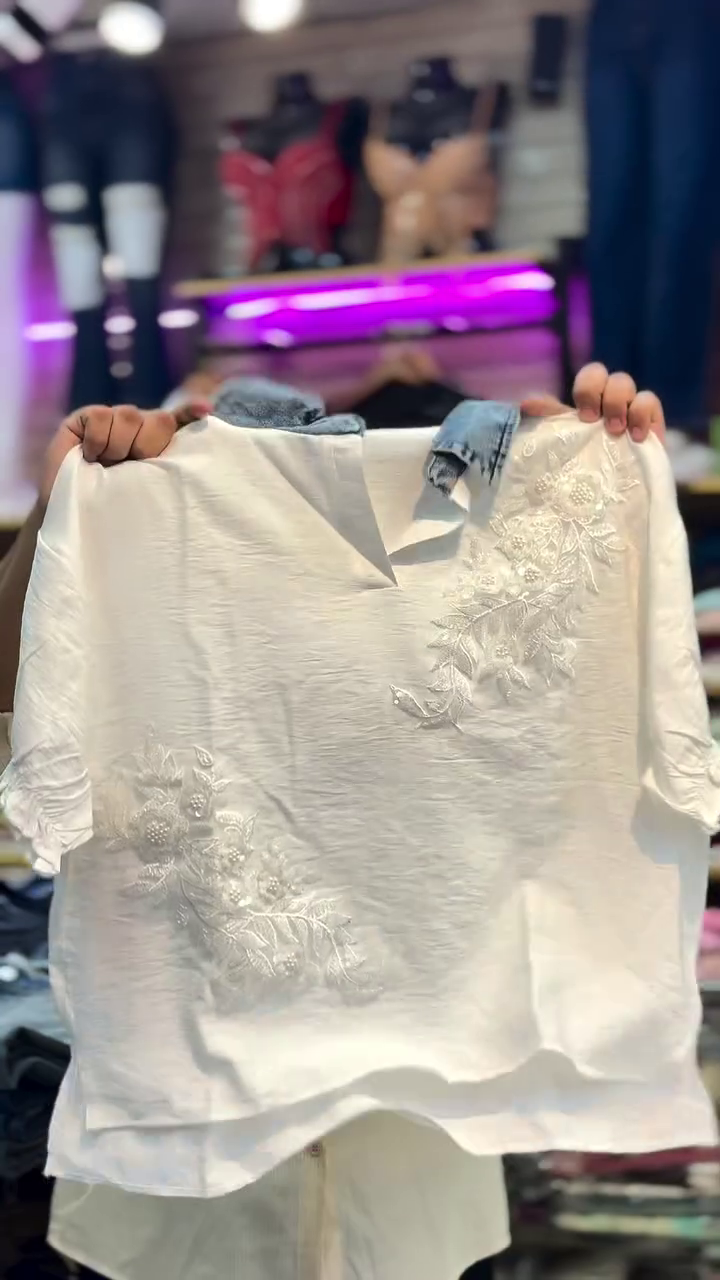 Pearl Charm Wide-Leg Denim Jeans & Elegant Embroidered Top Combo – Soft Luxe Style 💎🤍👖✨
