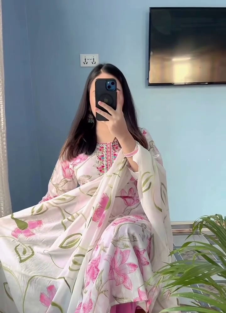 Blush Bloom Floral Kurta Set with Dupatta – Graceful Ethnic Elegance 🌸🤍✨