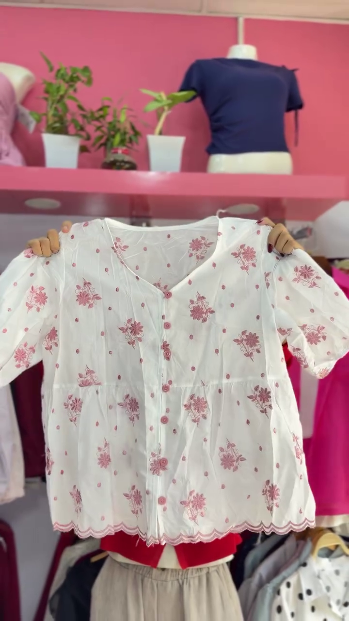🌸✨ Vintage Bloom Embroidered Peplum Top ✨🤍