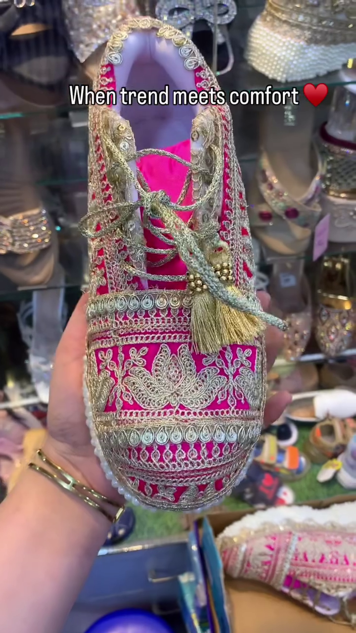 💖  Royal Handcrafted Embroidered Traditional Jutti Flats for Women 💖👑✨